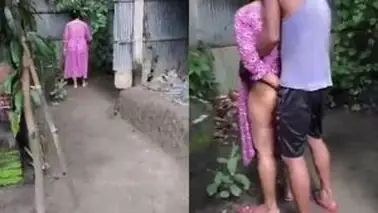 Kemesraan Wanita Dewasa Di Halaman Rumah